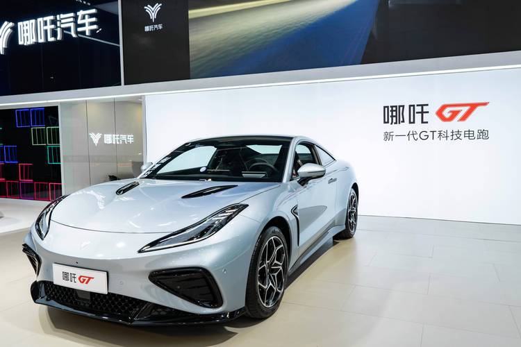 成都211哪吒汽车在智能汽车领域的表现，领途汽车在新能源汽车市场中的影响力